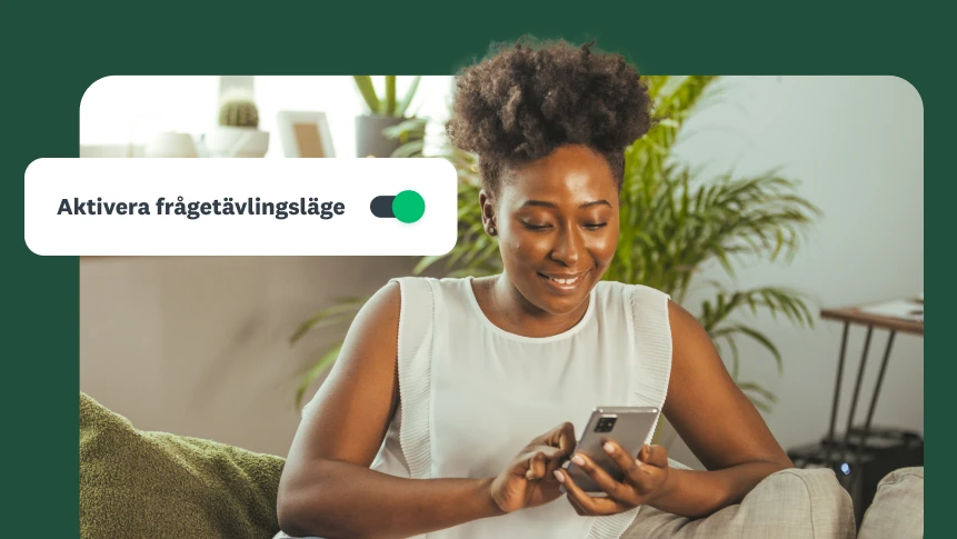En kvinna i en soffa som tittar på sin telefon med växeln ”Aktivera frågetävlingsläge”.