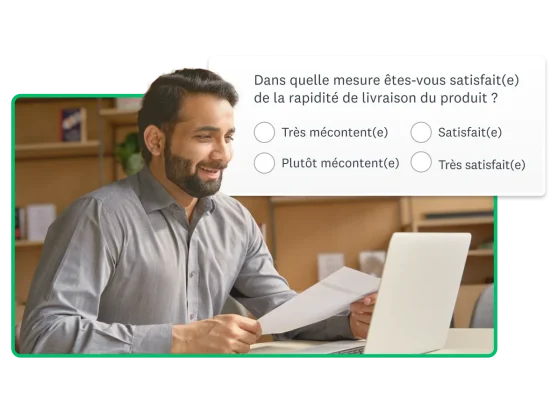 Personne tenant une feuille de papier et regardant l’écran d’un ordinateur portable, avec en incrustation la question « Dans quelle mesure êtes-vous satisfait(e) de la rapidité de livraison du produit ? »