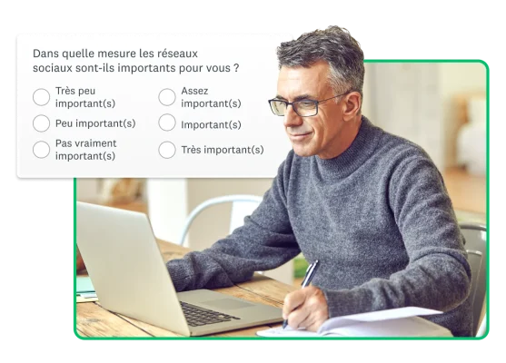 Personne tenant un stylo et regardant l’écran d’un ordinateur portable, avec en incrustation la question « Dans quelle mesure les réseaux sociaux sont-ils importants pour vous ? »